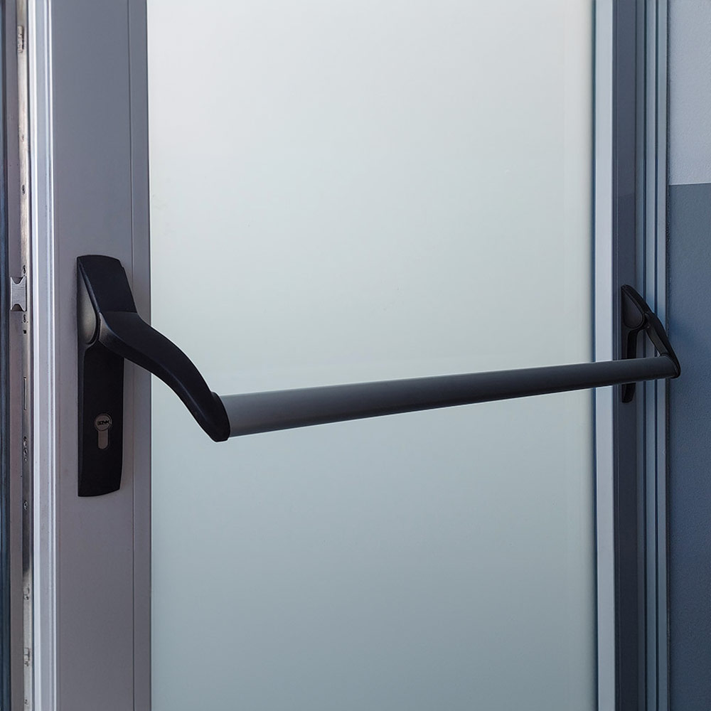 Complementi-Serbaplast-porta-su-via-di-fuga